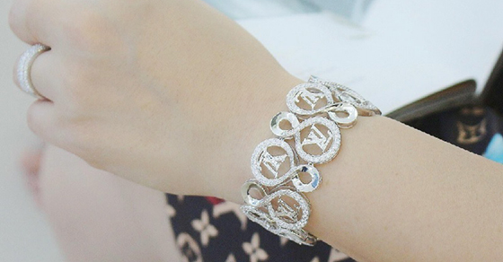 Cách chọn lắc tay phù hợp cho cô nàng da ngăm tinh tế, ấn tượng nhất